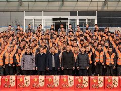 情系農民工 蛇年送祝福——華兆控股為優秀農民工發放春節禮品